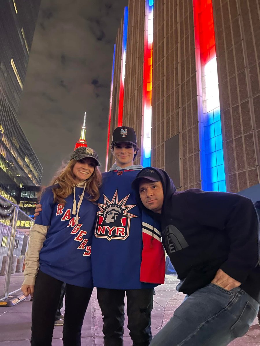 MeMe00143's tweet photo. @NYRangers today is @AnnaliseTunno birthday and she is wishing for a NY Rangers WIN💙❤️🏒🥅 https://t.co/OwQK9E8he8
