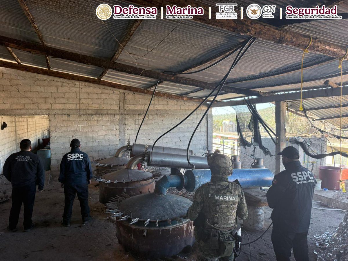 OHarfuch's tweet photo. Resultado de acciones encabezadas por @SEMAR_mx y @FGRMexico , junto al Gabinete de Seguridad 
@SEDENAmx, @FGRMexico, @GN_MEXICO_, @SSPCMexico, en los estados de Tlaxcala y Puebla se aseguraron dos laboratorios para la elaboración de metanfetaminas, también fueron detenidas 14 personas con droga y armas.