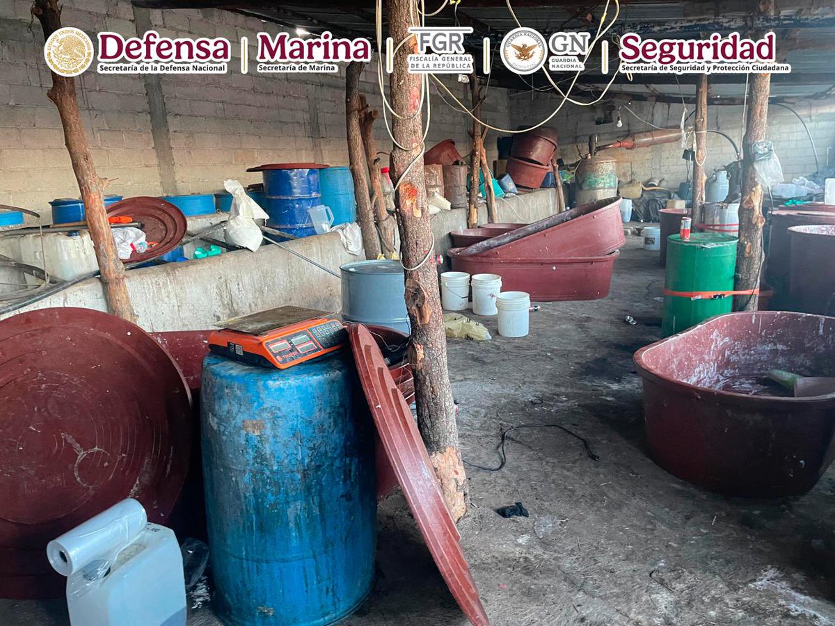 OHarfuch's tweet photo. Resultado de acciones encabezadas por @SEMAR_mx y @FGRMexico , junto al Gabinete de Seguridad 
@SEDENAmx, @FGRMexico, @GN_MEXICO_, @SSPCMexico, en los estados de Tlaxcala y Puebla se aseguraron dos laboratorios para la elaboración de metanfetaminas, también fueron detenidas 14 personas con droga y armas.