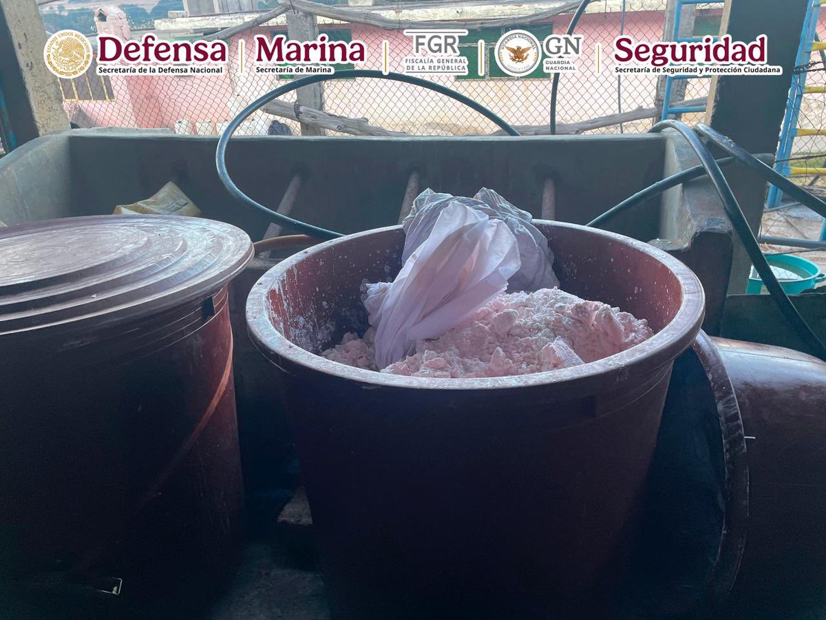 OHarfuch's tweet photo. Resultado de acciones encabezadas por @SEMAR_mx y @FGRMexico , junto al Gabinete de Seguridad 
@SEDENAmx, @FGRMexico, @GN_MEXICO_, @SSPCMexico, en los estados de Tlaxcala y Puebla se aseguraron dos laboratorios para la elaboración de metanfetaminas, también fueron detenidas 14 personas con droga y armas.