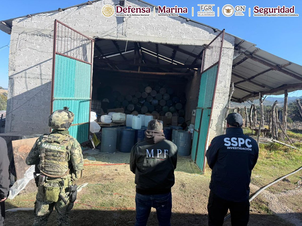 OHarfuch's tweet photo. Resultado de acciones encabezadas por @SEMAR_mx y @FGRMexico , junto al Gabinete de Seguridad 
@SEDENAmx, @FGRMexico, @GN_MEXICO_, @SSPCMexico, en los estados de Tlaxcala y Puebla se aseguraron dos laboratorios para la elaboración de metanfetaminas, también fueron detenidas 14 personas con droga y armas.