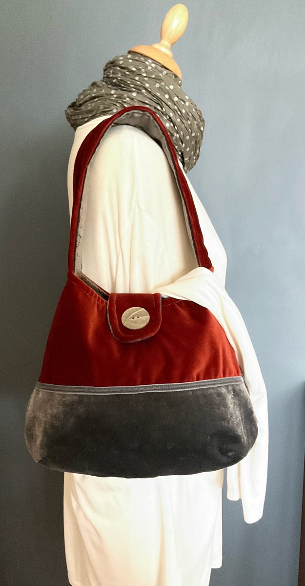 samm_designs's tweet image. This fresh babe of a Girly Bag will have everyone envious! There is only one, so don’t miss out

#MHHSBD #ShopIndie #HandmadeHour 

buff.ly/2F1nKi1