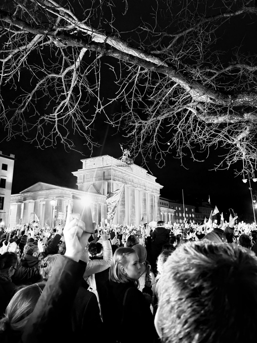 WIR SIND VIELE! UND WIR LEISTEN WIDERSTAND! GEGEN DEN FASCHISMUS UND FÜR DEMOKRATIE, FREIHEIT UND VIELFALT ✊🕊️❤️ 

Danke an alle, die gestern in ganz Deutschland auf die Straße gegangen sind und sich für die #Demokratie stark machen 🙏 

Am 16.02. geht’s weiter! 💥