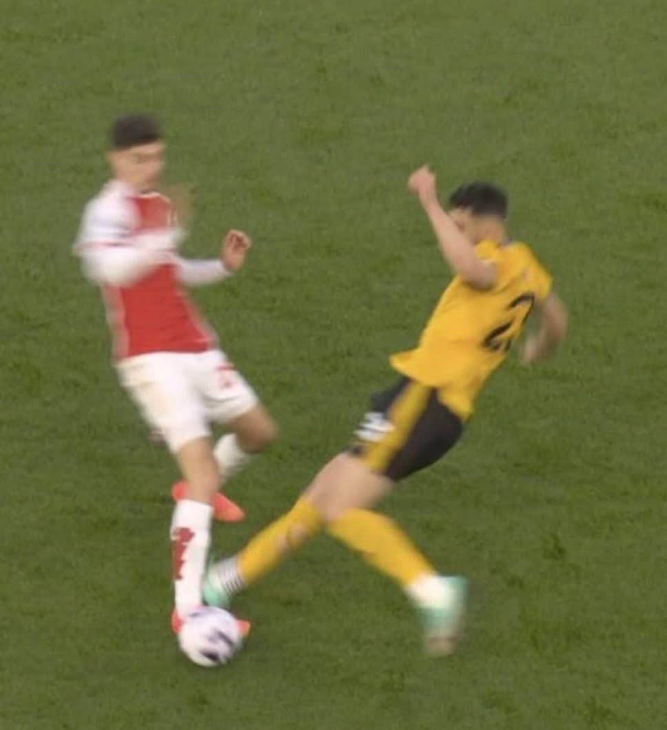 GOONER1964's tweet photo. @FA_PGMOL please explain why this was not a straight RED, you quick to justify Lewis Myles-Skelly RED why  not justify why this was only YELLOW. @SkySportsPL @talkSPORT  @BBCSport https://t.co/a247eqZsgX