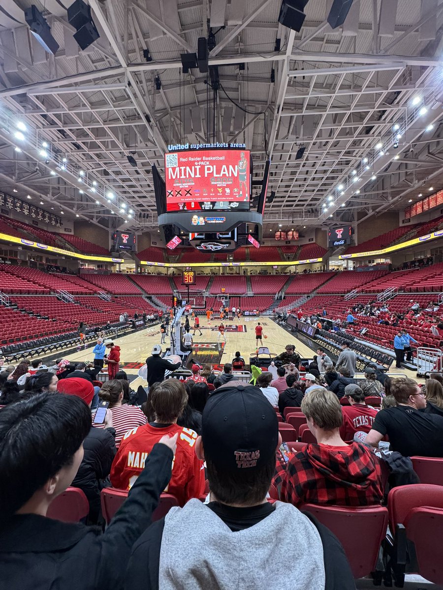 barstoolttu's tweet photo. UNITED SUPERMARKETS ARENA I AM INSIDE YOUUUUU https://t.co/CA7K67voqh