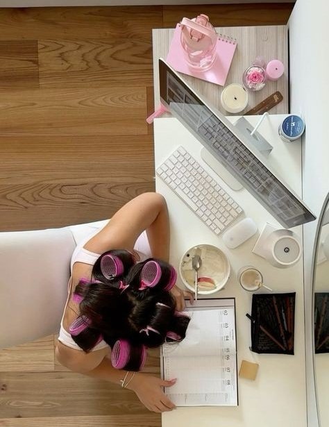 thvstudyi's tweet image. ⌕ :: #studytwtbr | #studytwt 

— belle 🎀| ela/dela
— 2006
— foco: enem
— vestibulanda de medicina
— primeiro ano de cursinho 
★: livros, músicas, história, moda,ciências.

♡/↺ = moots!