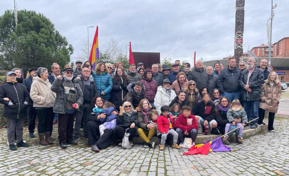 ✊🔻 La democracia de este país no fue un regalo, la trajo el pueblo poniendo su vida, como lo hicieron Luis Javier, Serafín, Ángel, Javier, Dolores, Miguel, Enrique, Luis, Alejandro y muchas otras personas. 

Hoy, les hemos recordado para que nadie pueda borrar nuestra memoria.