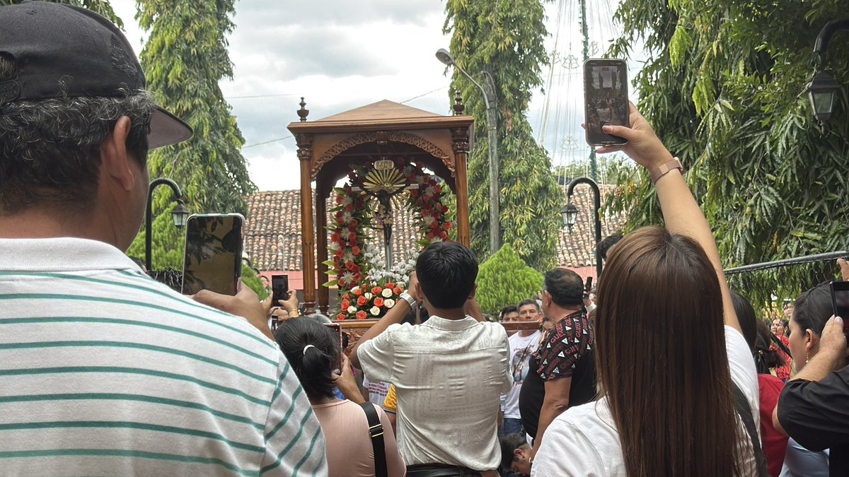 notimatv's tweet photo. Octava del señor de esquipula  #elsause #leon  los fieles se desbordaron el pueblo quedó pequeño para la gran cantidad de feligrés #señordeesquipulas https://t.co/cGxVxDUIcU