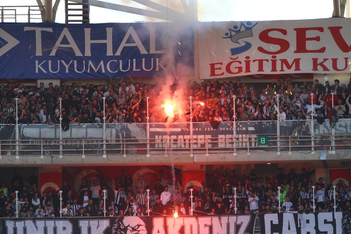 gurkanbalci_07's tweet photo. Beşiktaş taraftarlarının Antalyaspor tribününe, üstelik kadın ve çocukların olduğu bölüme meşale atması kabul edilemez bir sorumsuzluktur. Bolu’daki yangın faciası için yapılan saygı duruşunun hemen ardından gerçekleşen bu olay, sporun birleştirici ruhuna ve toplumsal hassasiyetlere açıkça aykırıdır.

Kendini “efendi” olarak tanımlayan bir taraftar grubunun böyle bir davranış sergilemesi, hem samimiyetlerini sorgulatmakta hem de sporda şiddet sorununu derinleştirmektedir. Tribünlerde şiddet ve provokasyona yer yok; futbol dostluk, saygı ve birliktir.