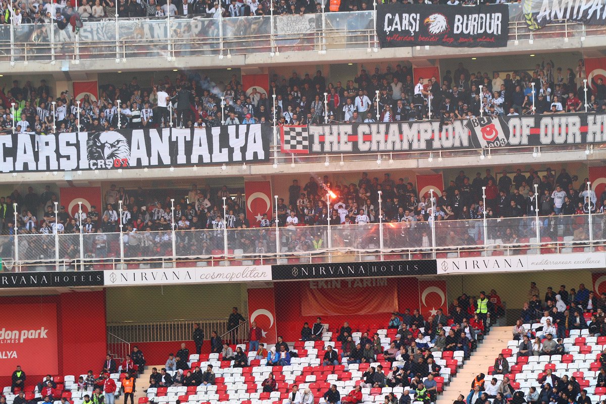 gurkanbalci_07's tweet photo. Beşiktaş taraftarlarının Antalyaspor tribününe, üstelik kadın ve çocukların olduğu bölüme meşale atması kabul edilemez bir sorumsuzluktur. Bolu’daki yangın faciası için yapılan saygı duruşunun hemen ardından gerçekleşen bu olay, sporun birleştirici ruhuna ve toplumsal hassasiyetlere açıkça aykırıdır.

Kendini “efendi” olarak tanımlayan bir taraftar grubunun böyle bir davranış sergilemesi, hem samimiyetlerini sorgulatmakta hem de sporda şiddet sorununu derinleştirmektedir. Tribünlerde şiddet ve provokasyona yer yok; futbol dostluk, saygı ve birliktir.