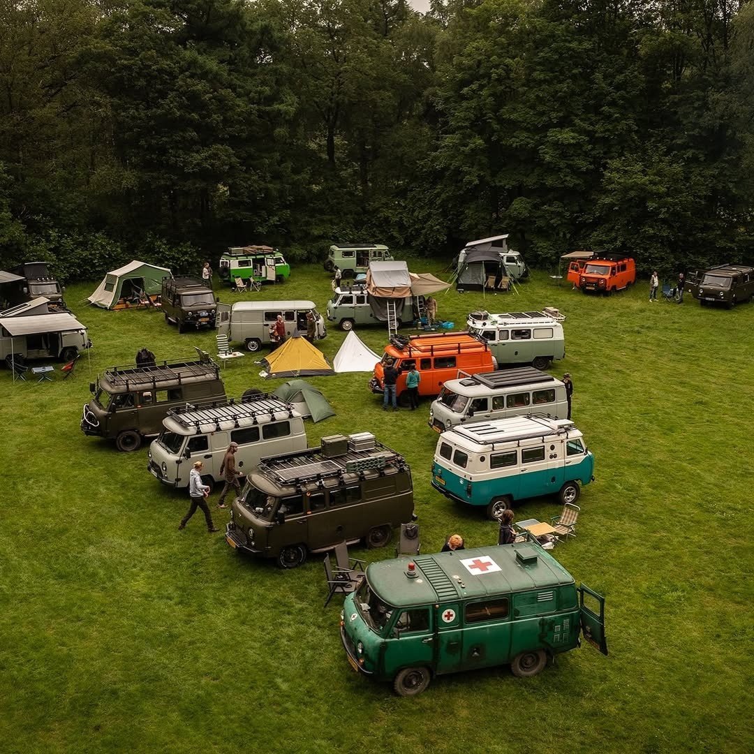 🇳🇱 В Нидерландах есть клуб владельцев "Буханок".

Ребята называют себя Bukhanka Aanmodderaars ("Буханочные бродяги"), постоянно устраивают сходки и совместные автопробеги, а также делятся друг с другом советами и превращают свои "удивительные российские вездеходы" в автодома.