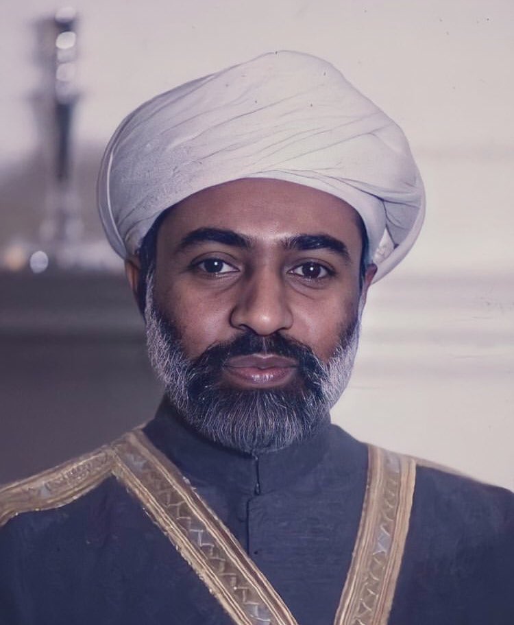 " أيا سيرةً بِبَياض السحابِ .. وظِلِّ الغمامِ وماءِ الدِّيَم ".