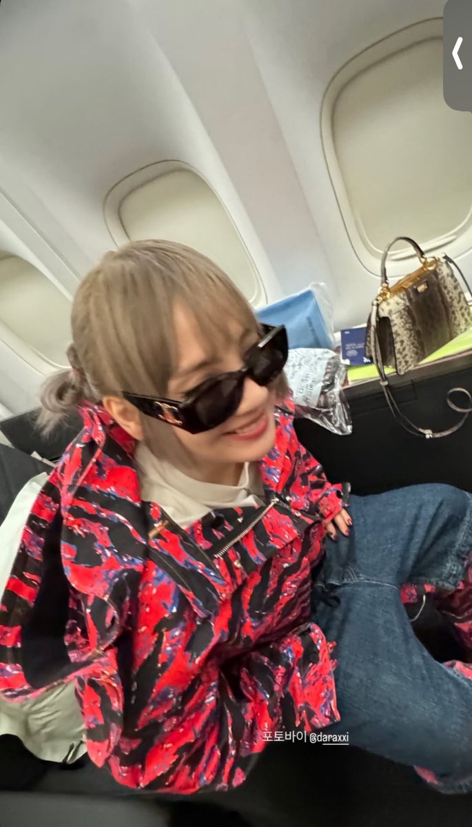 memealuvzCLx's tweet photo. CL inside the plane 😭🤣 https://t.co/fgBdtPJwgJ