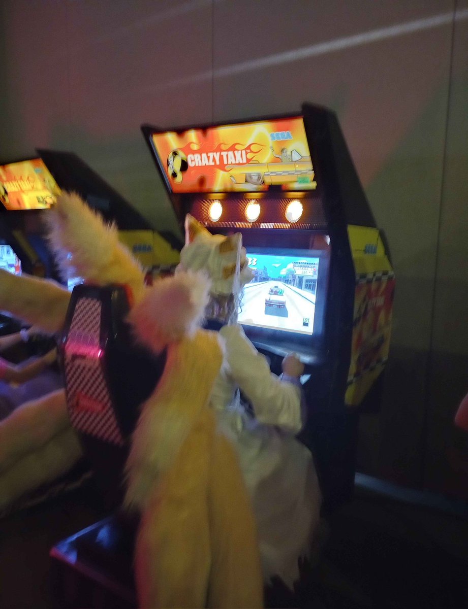 LinnyUwU's tweet image. kitsune going wild on Crazy Taxi