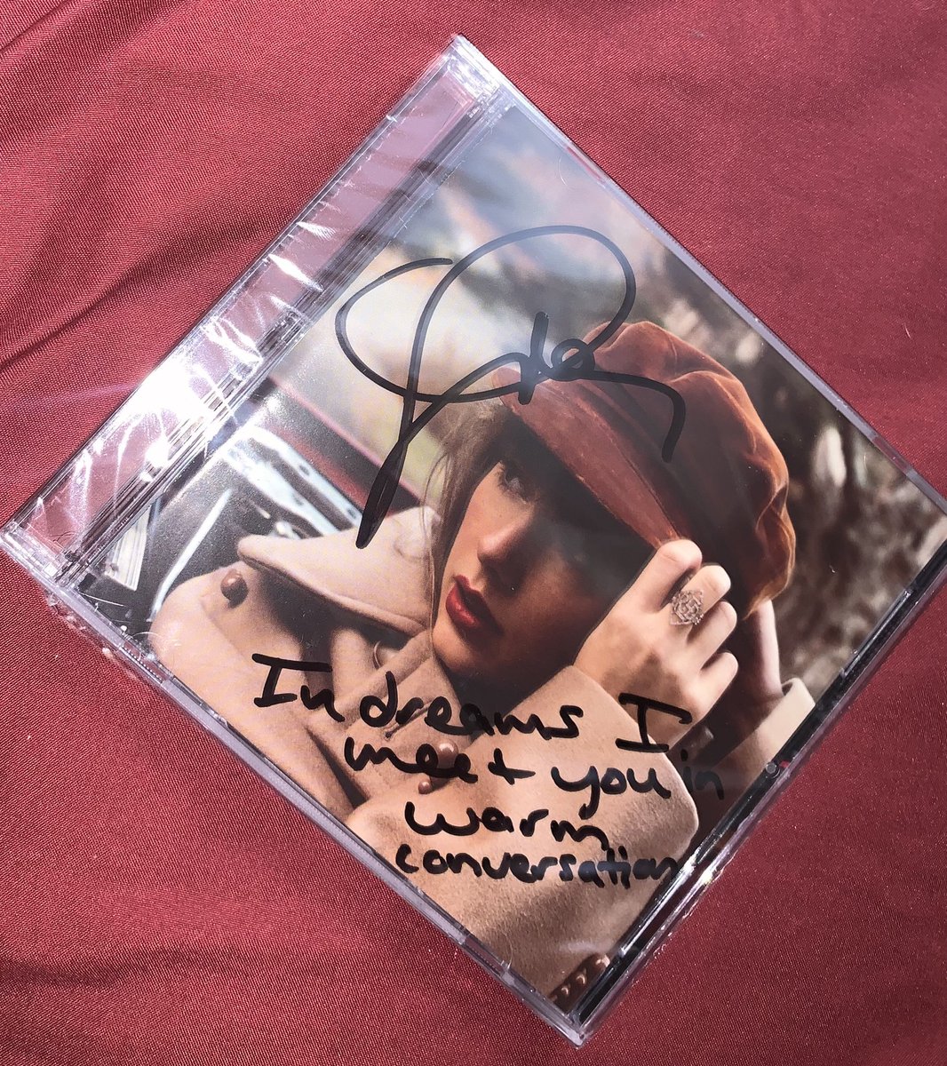 midnightsAngel8's tweet image. DISO♥️ please if anyone has a signed red tv with lyrics, sell to me. I’ve been looking for years. I’ll offer $5,500 or more depending on lyric. 🥹 
⭐️pic for attention ⭐️

#taylorswift #taylorswiftsigned #taylorswiftred