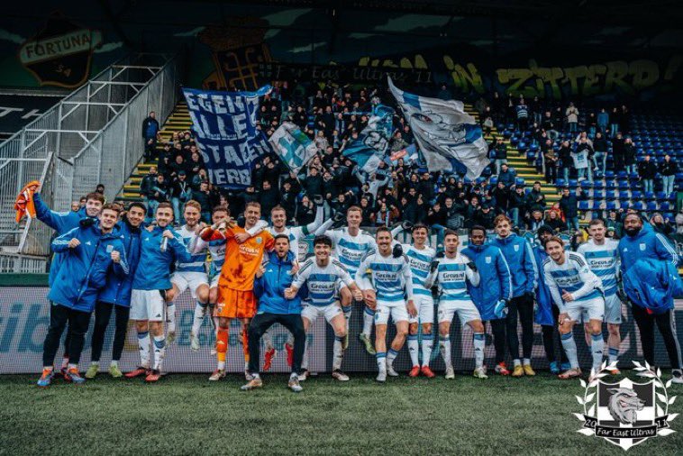 NL_FansOnTour's tweet image. Spelers @PECZwolle vieren de overwinning op Fortuna Sittard samen met het uitvak. #FORPEC 📸: @pec_nu