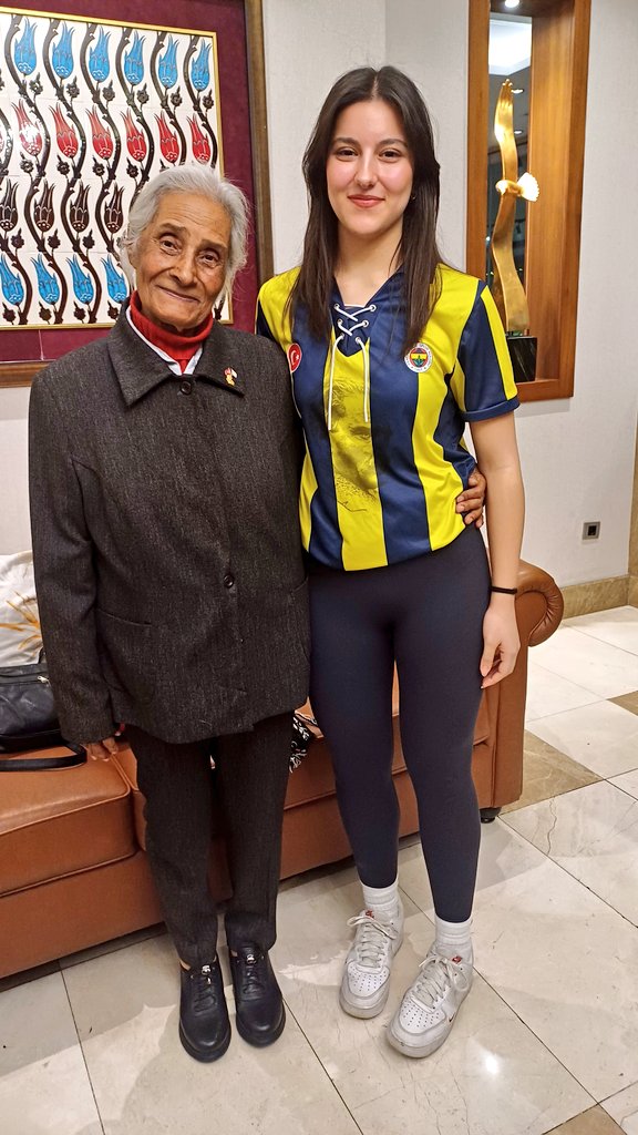 FBTarihiOrg's tweet photo. Çamlıca Kız Lisesi Voleybol takımının Fenerbahçeli kaptanları, 70 yıl önce, 70 yıl sonra... https://t.co/gBd4p4PaNl