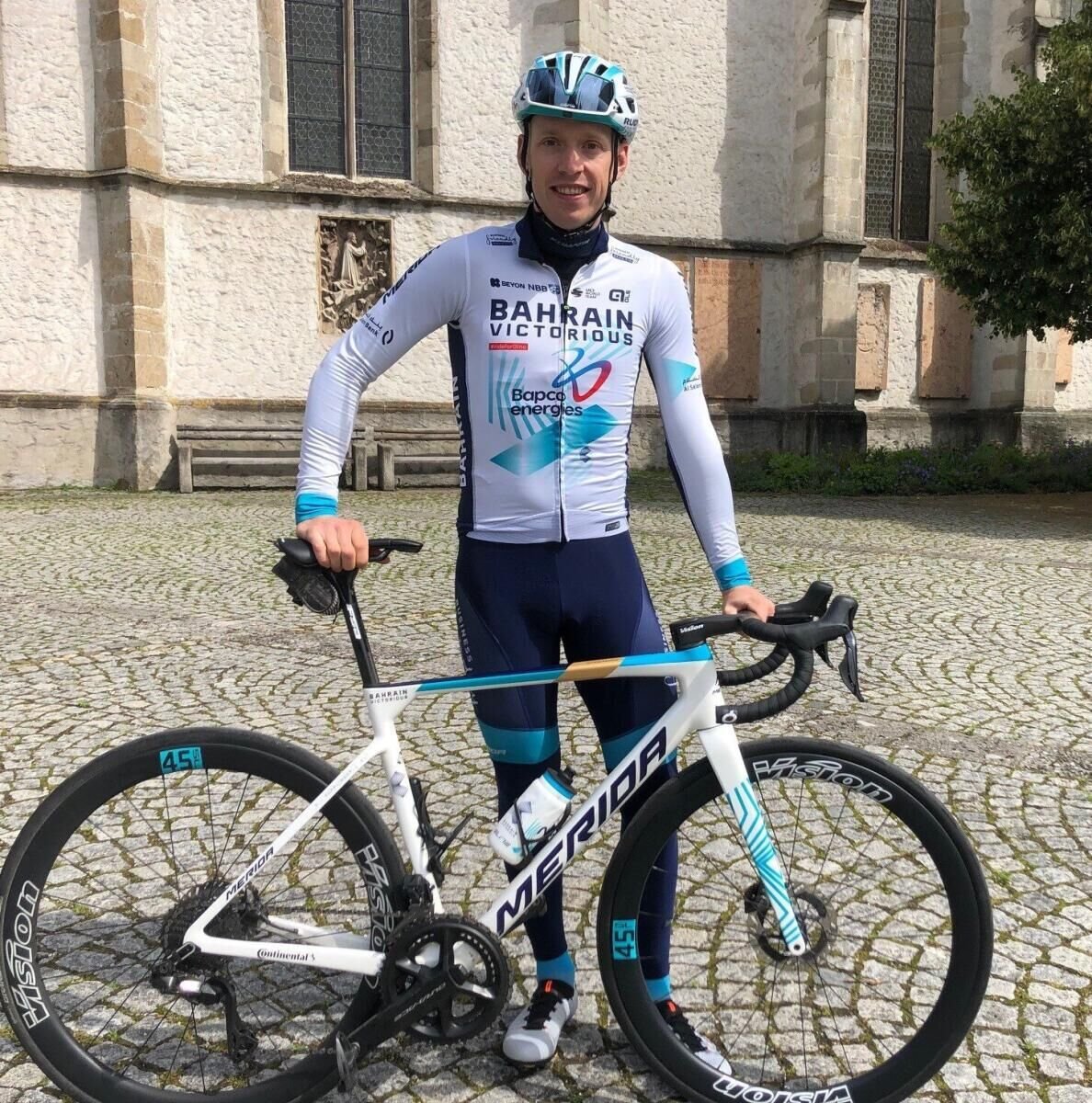 LRoisDuPeloton's tweet photo. Bahrain - Victorious pour #AlUlaTour 🇸🇦
🏜️ERŽEN Žak
🏜️VAN DER MEULEN Max
🏜️BURATTI Nicolò
🏜️PASQUALON Andrea
🏜️BRUTTOMESSO Alberto
🏜️KEPPLINGER Rainer, 8e #VCV24
🏜️STOCKWELL Oliver, 5e Ronde de l'Isard
#cyclisme https://t.co/fxTaR6BNwg