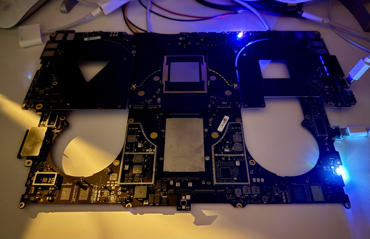 M2 Pro &amp; Max MacBook prototype MLBs

They really appeared to be a full package - unmarked SoCs, fancy LEDs…

…and in the end they are CPFM 03 🫠