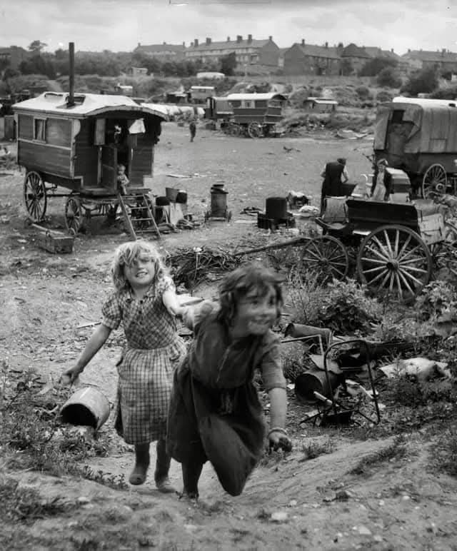 slobodan_ukic's tweet photo. The Unromantic Gypsies
St Mary Cray in the 1950s
Bert Hardy
#BertHardy #36Frames https://t.co/j43RvB7bMA