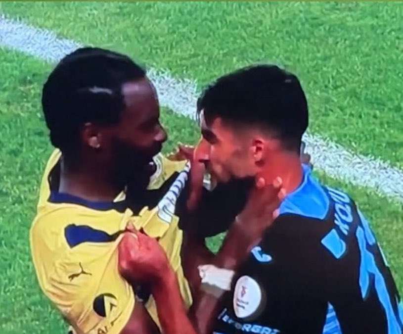 Kendi takım arkadaşına tokat atmanın kırmızı kart olduğu ligde, adam boğmanın hiçbir cezası yok. 

Her fb maçında yeni bir kural daha öğreniyoruz.