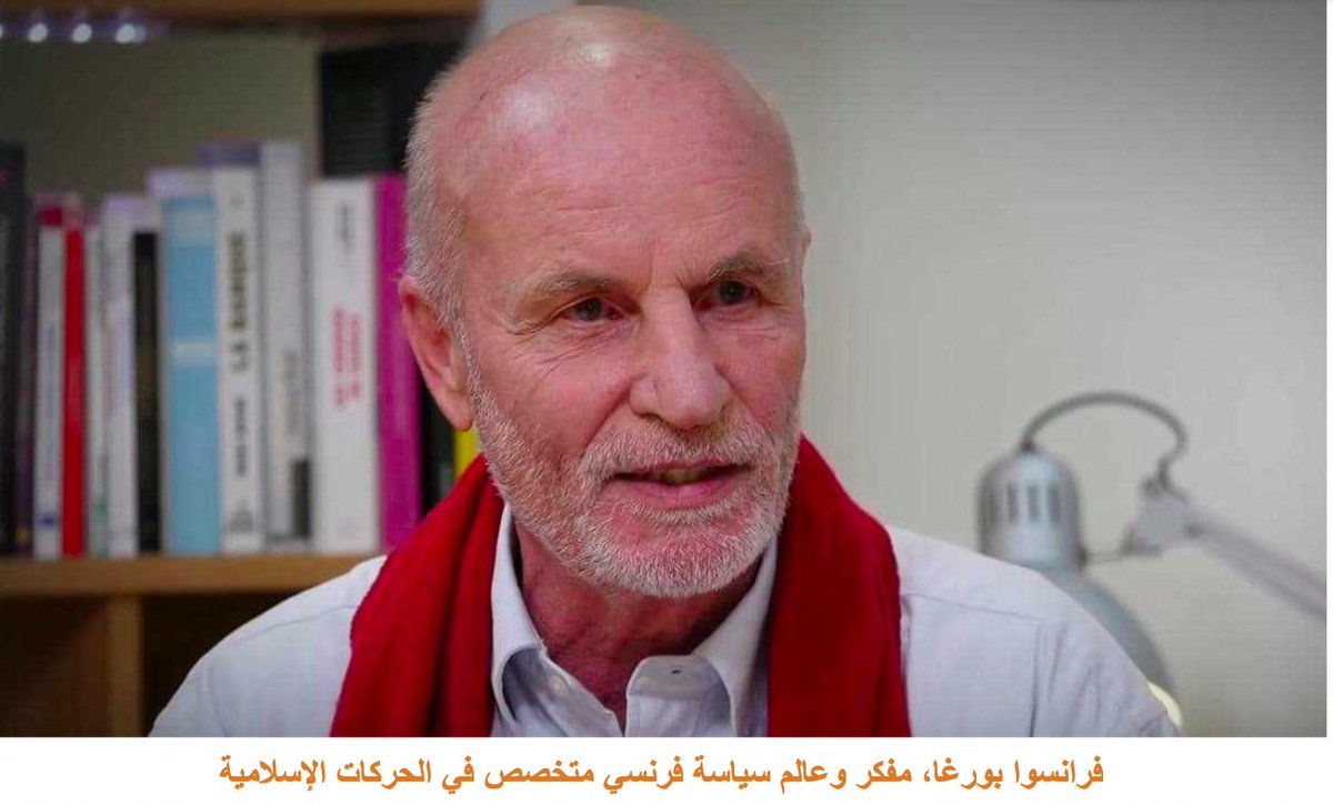 frburgat's tweet photo. https://t.co/FfhdV6xWQ9
Les "islamistes" peuvent ils être des "révolutionnaires" ? 
#Syrie #HTS #Charaa #Jihadistes 
أ) إذا أردنا التعبير بصورة واحدة عن أصل انعدام ثقة التيارات اليسارية "المناهضة للإمبريالية" في "الثوار الإسلاميين" الذين سطع نجمهم مع الربيع العربي، فلن نجد أفضل من صورة الفرنسي برنار هنري ليفي، الفيلسوف (إلى حد ما) والناشط الصهيوني الراديكالي (إلى حد بعيد)، وهو يتصدر المشهد رفقة الثوار الليبيين في بنغازي.

هذا التعاون غير المتوقع بين الطرفين هو ما يغذي اليوم توجس التيارات "المناهضة للإمبريالية" بمختلف أطيافها من الفاعلين المحليين في الثورة السورية والاتهامات التي توجه إليهم بالحفاظ على علاقات متينة مع التيار الصهيوني الدولي. كما أن لدينا سابقةً رسّخت هذا الاختزال البيّن في التحليل تتصل بالتطابق العابر للأجندة الأمريكية في أفغانستان مع أجندة الجهاديين العرب ضد الاتحاد السوفياتي.

ومن جملة ما تطرحه هذه الرؤية من مشاكل، تجريد الفاعلين المحليين في سوريا، وهم الأبطال الحقيقيون لهذه الثورة، من كل استقلالية أو فاعلية، وتقديمهم على أنهم مجرد كراكيز بيد قوى خارجية غربية أو عربية.

الخطيئة الأصلية –غير المقصودة طبعا – لهؤلاء الثوار السوريين هي إطلاقهم ربيعهم في لحظة (مارس 2011) كانت فيها الدبلوماسيات الأوروبية قد تنبّهت، باستياء، إلى أنها ساهمت، سواء في تونس أو في مصر، في تسهيل صعود الإسلاميين وخروجهم منتصرين من صناديق اقتراع الربيع العربي.

في ليبيا أولا (وفقط في ليبيا)، قررت تلك الدبلوماسيات استباق الثوار عسكريا،  و"مواكبتهم" حتى الإطاحة بمعمر القذافي والقضاء عليه فعليا. في سوريا، اتفق صناع السياسة الخارجية الأوربية أيضا على مبدأ دعم المعارضين، قبل أن يتخلوا عنهم بشكل كلّي ويركزوا حصرا على سحق "داعش" عسكريا.

وقد ظهر سريعا القصور الفادح لهذا الدعم في صد التدخلات الواسعة النطاق لإيران ثم روسيا. وحتى وإن كان عابرا، فقد كان هذا الدعم من حيث المبدأ كافيا لترسيخ فكرة التواطئ بين الإسلاميين السوريين والفاعلين على الساحة الغربية.