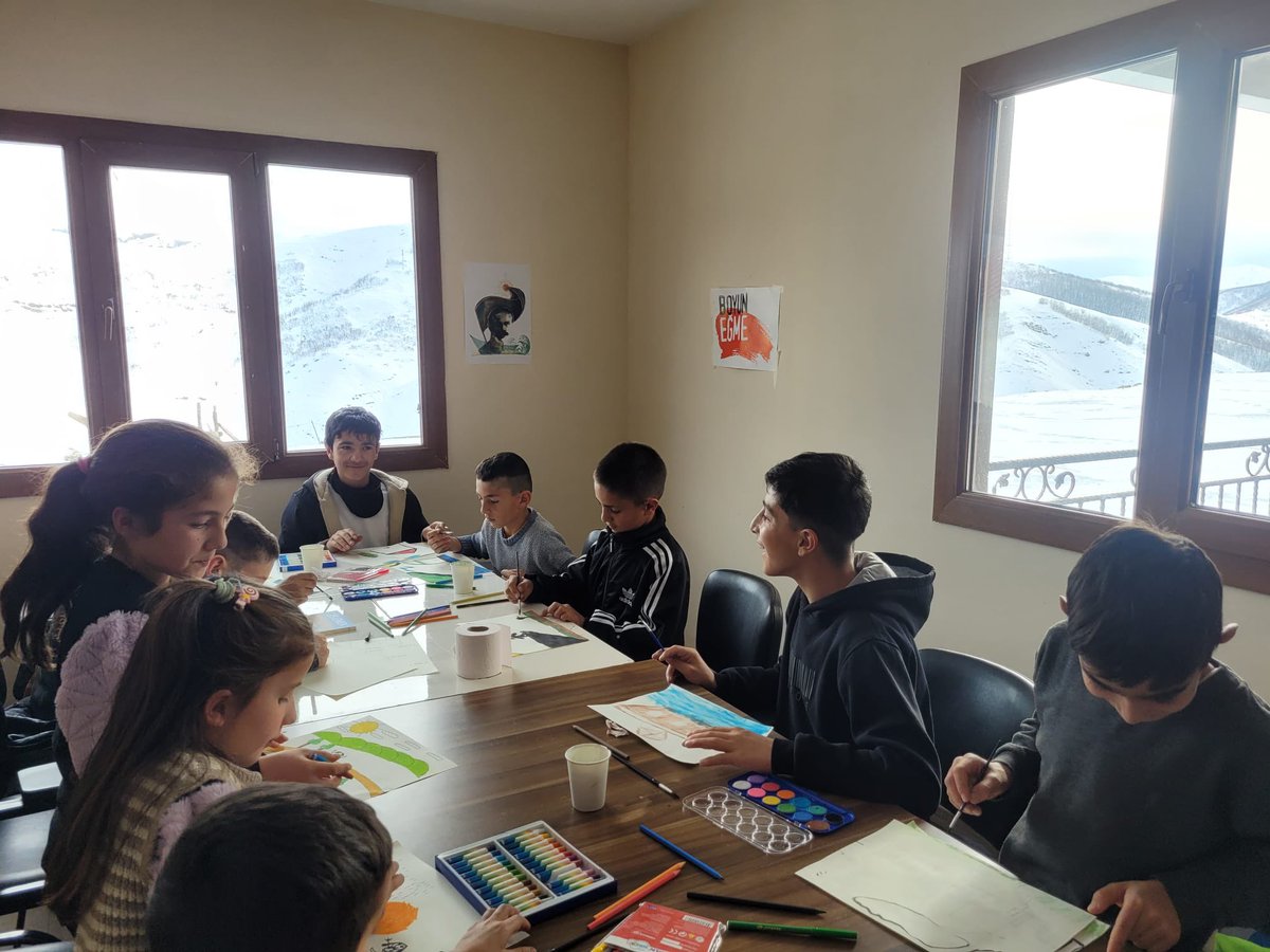 ErzurumTkp's tweet photo. Aydınlanma şenliği kapsamında çocuklarla müzik, resim, hikaye yazma, masal ve bilgisayar atölyeleri gerçekleştirdik. https://t.co/7IKaJGi8KV
