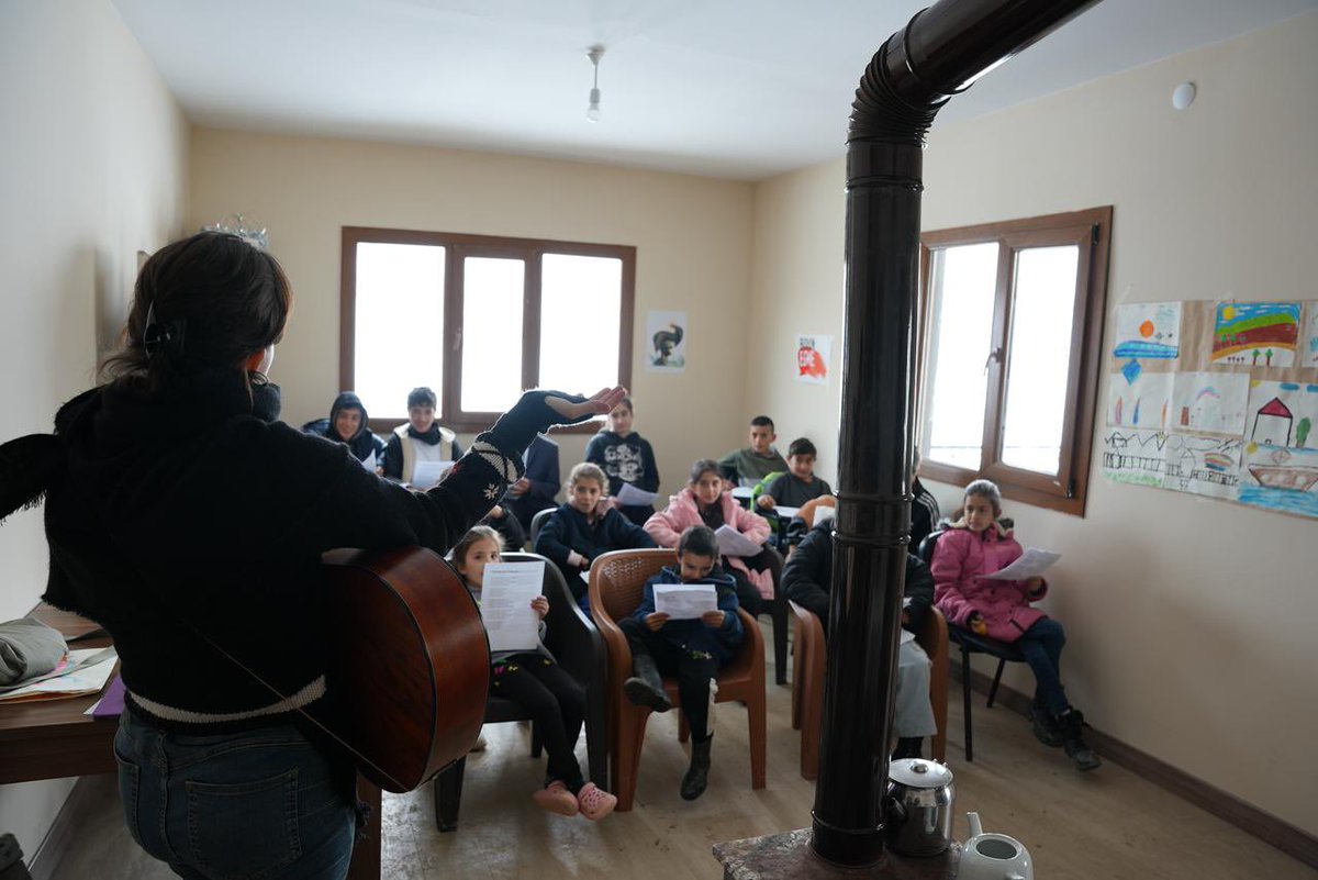ErzurumTkp's tweet photo. Aydınlanma şenliği kapsamında çocuklarla müzik, resim, hikaye yazma, masal ve bilgisayar atölyeleri gerçekleştirdik. https://t.co/7IKaJGi8KV
