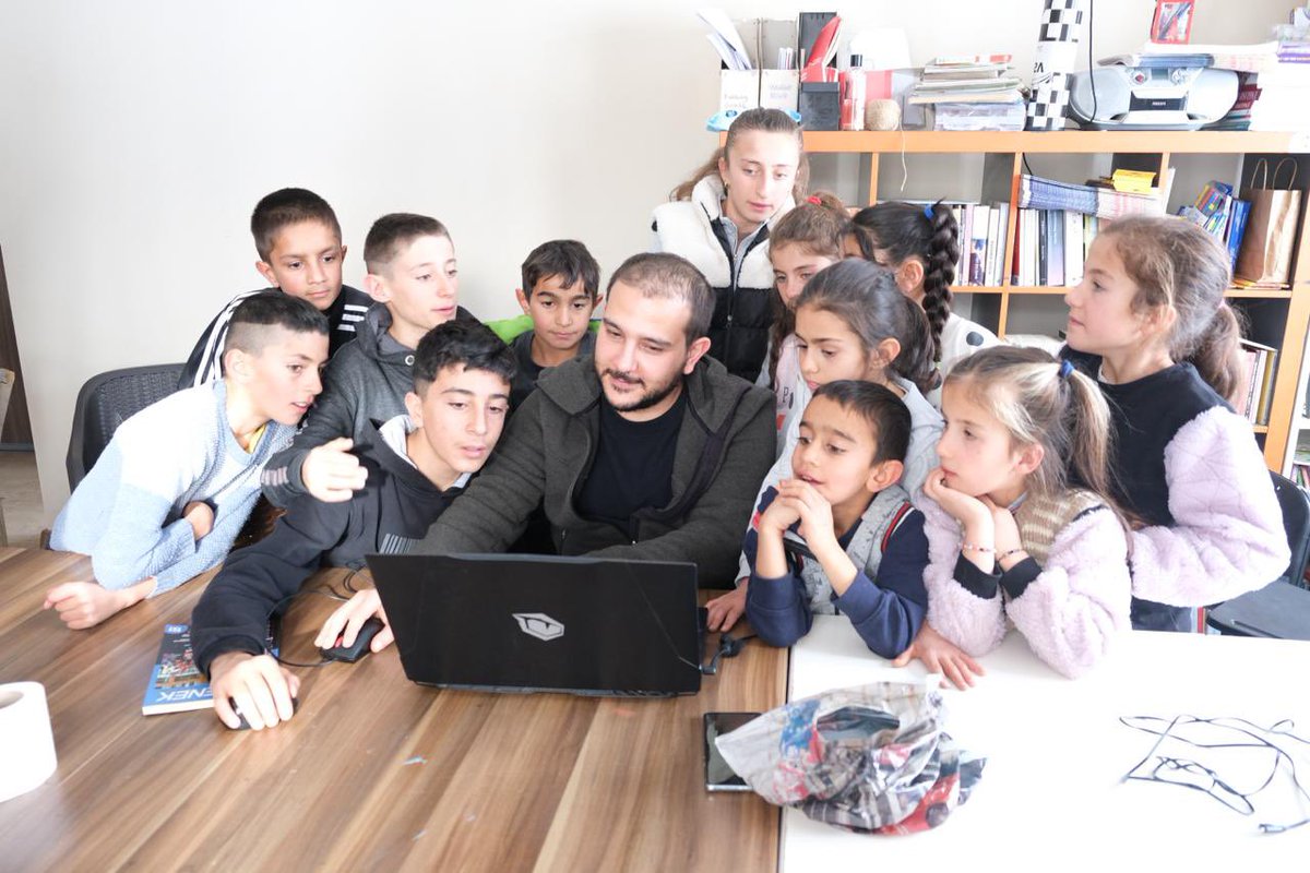 ErzurumTkp's tweet photo. Aydınlanma şenliği kapsamında çocuklarla müzik, resim, hikaye yazma, masal ve bilgisayar atölyeleri gerçekleştirdik. https://t.co/7IKaJGi8KV