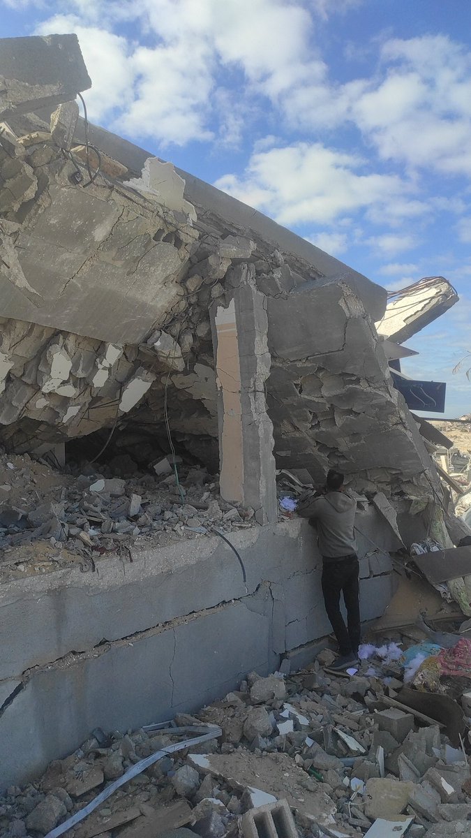 meedo9988's tweet photo. The army allowed us to return to the house in Rafah, from which I was displaced a year ago, but I returned and could not find the house or my shop. They brought me back from scratch again.  Help me return even a small portion of it. Please donate or spread the campaign 
#الكويت https://t.co/eVFxjoeDNM