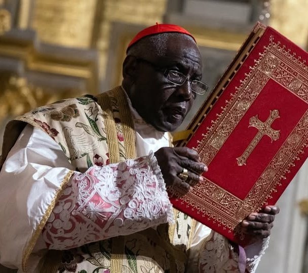oquartodomonge's tweet photo. “Eu sou um africano. Pois deixe-me dizer claramente: a liturgia não é o lugar para promover a minha cultura. Pelo contrário, é o lugar onde a minha cultura é batizada, onde minha cultura é levada para o Divino!”

— Cardeal Sarah https://t.co/xhG4eaP4SZ