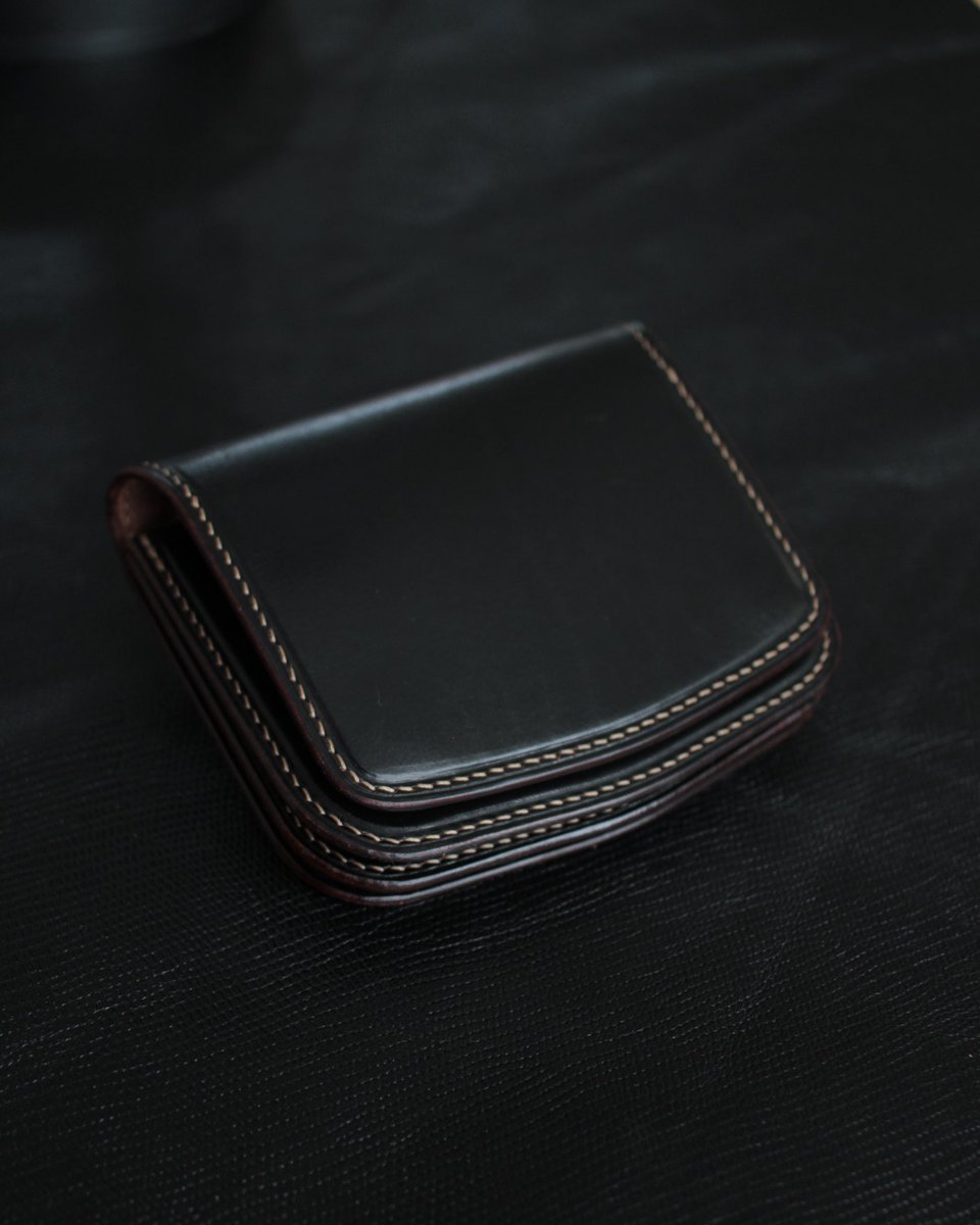 6tLeather's tweet photo. 手縫い仕様

ロゴマークはゴールドの箔押し。ステッチ周りに立体感を出すため段漉きを入れております。

#6tleatherworks #トラッカーウォレット #イタリアンダブルショルダー #イタリアンダブルショルダー茶芯 #茶芯 #browncore https://t.co/hp9ag5h7RN