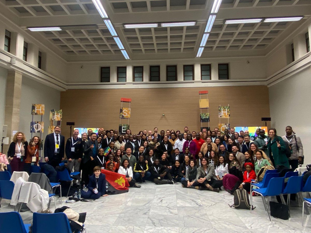 vaticannews_es's tweet photo. Los 150 jóvenes comunicadores provenientes de 70 países concluyen su programa específico de formación organizado por el #DicasterioparalaComunicación en el marco del #iubilaeum2025 del Mundo de la Comunicación, del 24 al 26 de enero de 2025. #hopetelling https://t.co/zYSodo97ak