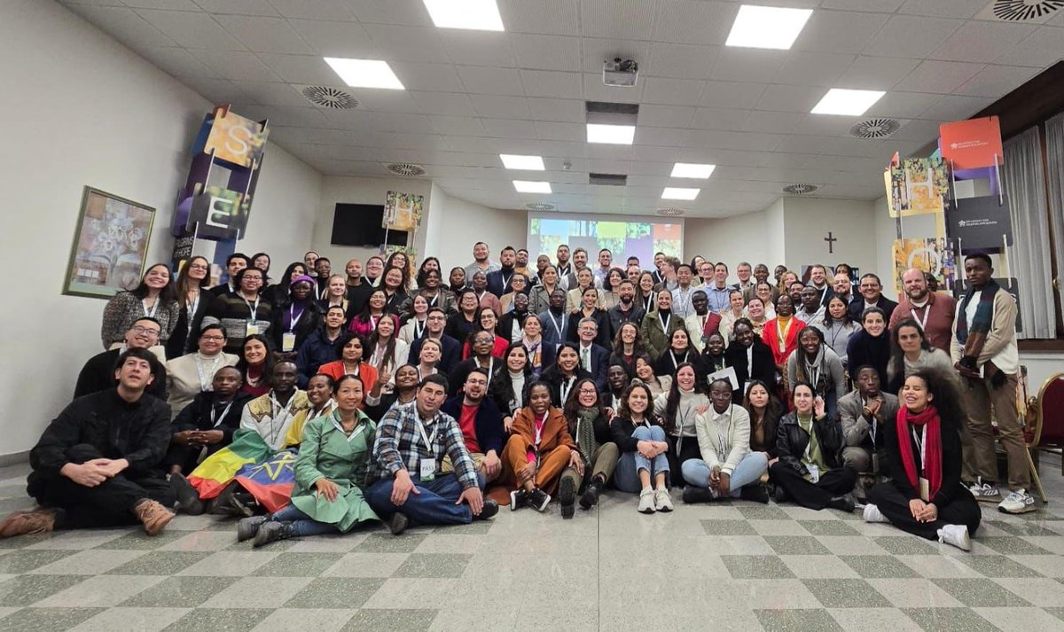 Los 150 jóvenes comunicadores provenientes de 70 países concluyen su programa específico de formación organizado por el #DicasterioparalaComunicación en el marco del #iubilaeum2025 del Mundo de la Comunicación, del 24 al 26 de enero de 2025. #hopetelling