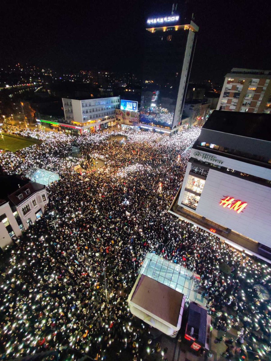 djordjes89's tweet photo. Veličanstven NIŠ večeras  📸

Prva slika 1997 👉🏽 Druga slika 2025 https://t.co/HOo8W0ZM2c