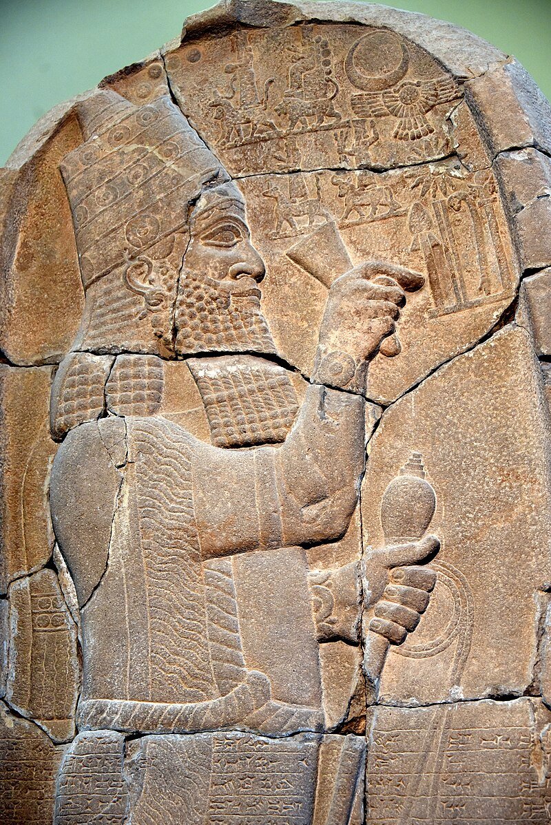 Thoukudids1's tweet photo. Bonjour à tous, nouveau thread !
On va s'intéresser aujourd'hui à Assarhaddon, un roi maudit, qui a régné sur l'Empire assyrien de 681 à 668. Comment est-il parvenu à remplir ses devoirs de souverains malgré le mal qui le rongeait ? 🧵 https://t.co/d0uiX3OxSM