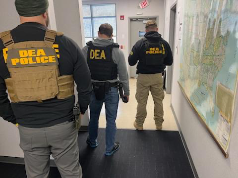 DEAATLANTADiv's tweet photo. Earlier this morning, DEA Atlanta participated in an operation supporting @TheJusticeDept @DHSgov &amp; other federal law enforcement partners with their #immigration enforcement efforts in Savannah, Georgia.
@DEAHQ https://t.co/ltzIQer2NZ
