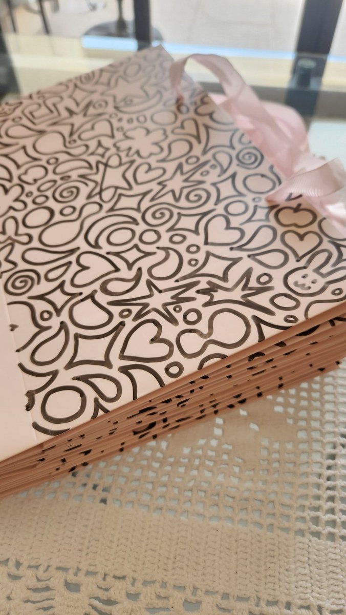 aninhabraun_'s tweet photo. Os próximos clientes presenciais da @kindkuki receberão suas compras nessas lindas sacolas nas quais eu desenhei à mão!!

As compras online recebem a versão do produto embalado em uma caixa própria para envio, também decorada à mão por mim 🩷🌸 https://t.co/hFIPuIcEue