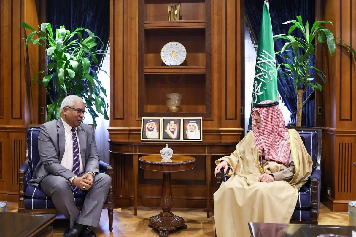 EmbaCubaArabia's tweet photo. Minister of State for Foreign Affairs and Climate Envoy of the Kingdom of Saudi Arabia, Adel bin Ahmed Al-Jubeir received @SafirCubaArabia who bid farewell on the occasion of the end of his tenure as Ambassador in Riyadh https://t.co/WdN2O3Pels