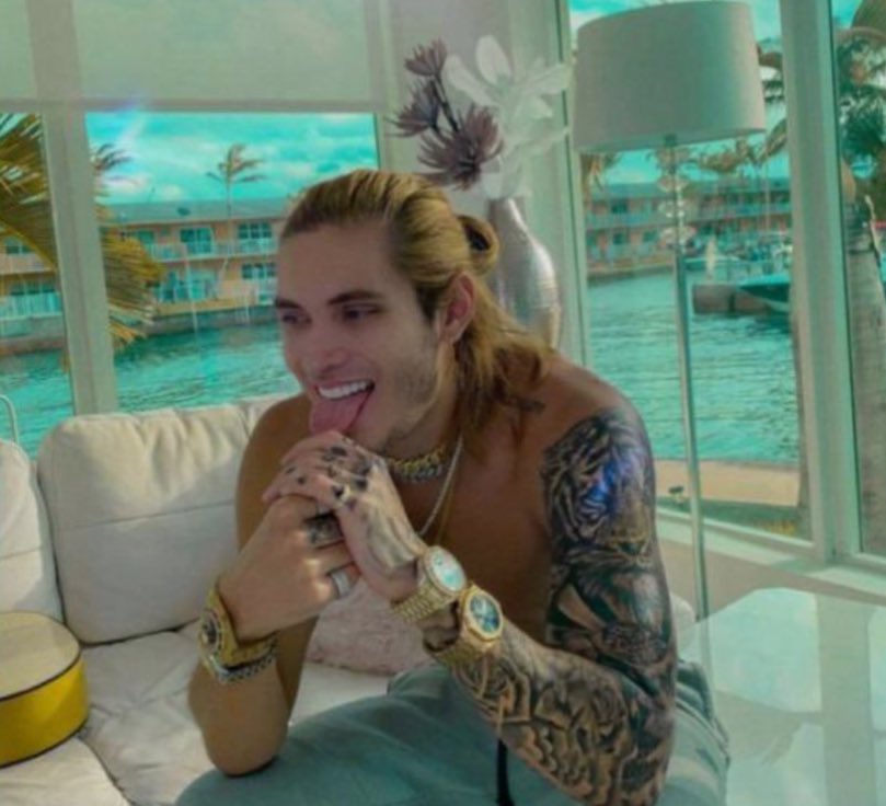 DavidToledoOsp's tweet image. Presidente @realDonaldTrump el hijo del socialista y amante de la dictadura venezolana, @GustavoBolivar vive en Estados Unidos! Depórtelo y confisque todos sus activos!