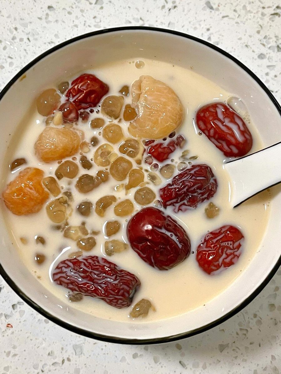 I recently learned a new healthy dessert from a YouTube video. It won’t make you fat! And it’s very suitable for girls