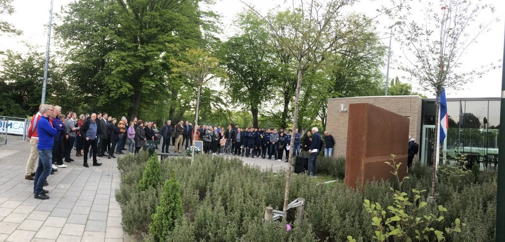 Het internationaal Holocaust-onderzoekscentrum komt in Nederland. Ook de sport is een belangrijk onderzoeksterrein. Zo weten we dat er tijdens de Holocaust minstens 1000 leden van Nederlandse voetbalclubs zijn vermoord.

Verhaal op sportgeschiedenis.nl/sporten/voetba…