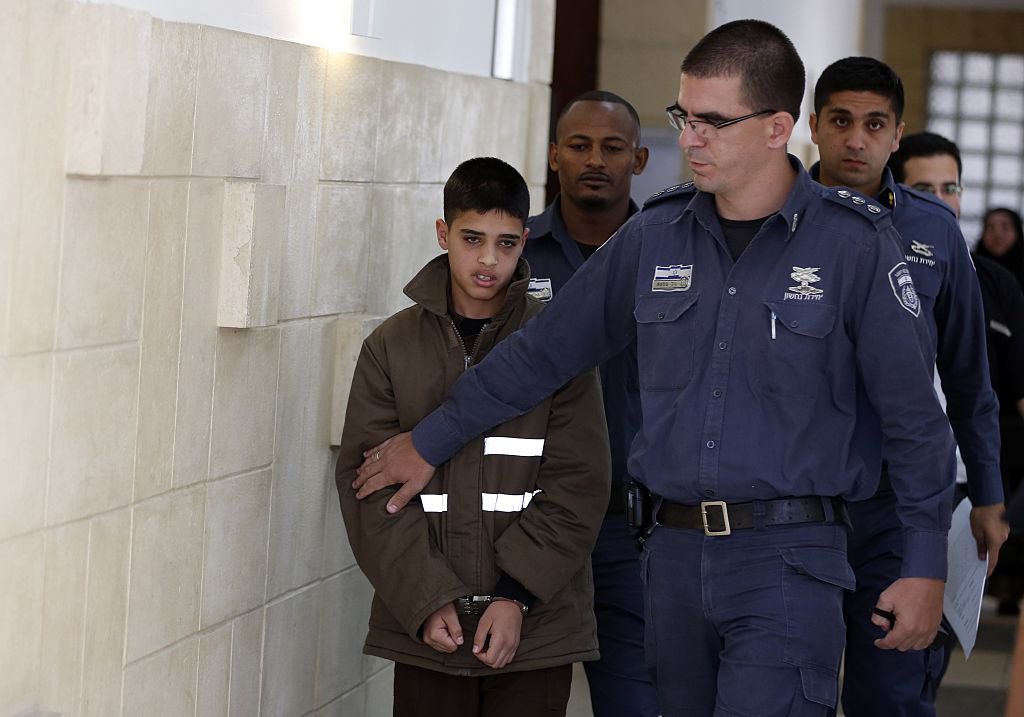 FocusMedia_Fr's tweet photo. 🇮🇱🇵🇸 FLASH • Une loi israélienne permet la détention arbitraire indéfinie de Palestiniens de Gaza sans procès ni inculpation, légalisant la détention au secret et les disparitions forcées. 27 personnes, dont un garçon de 14 ans, ont témoigné de tortures.