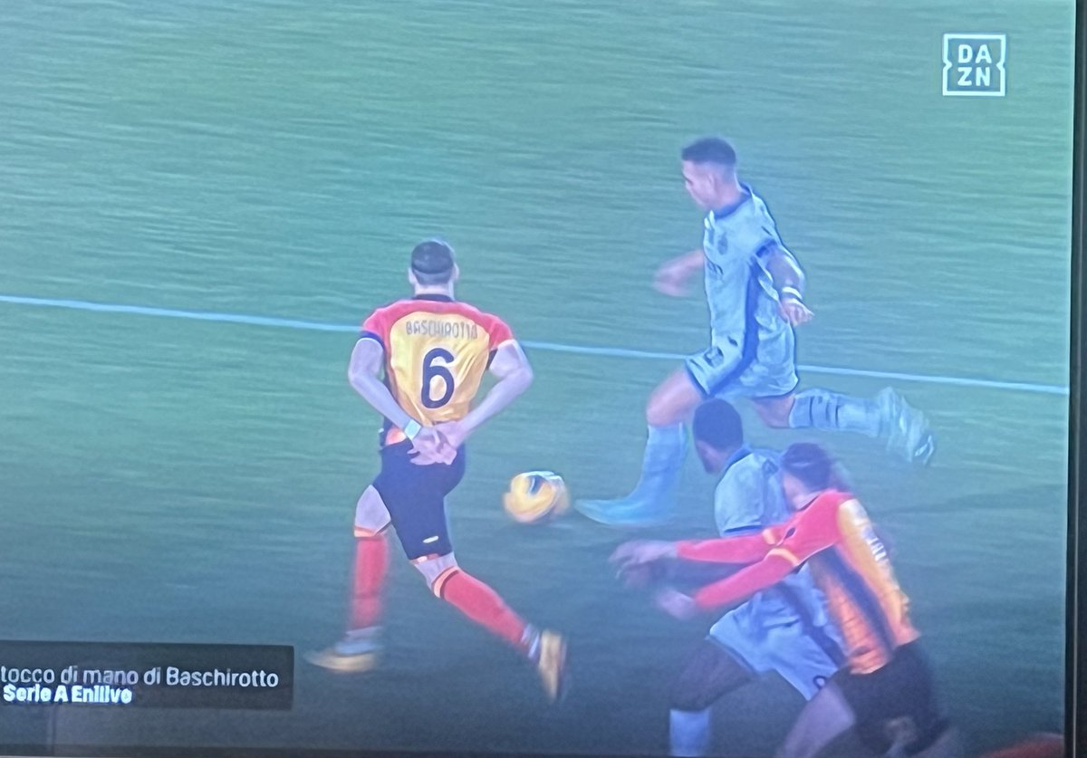 pisto_gol's tweet image. In #UdiRom l’arbitro #Sozza concede il rigore per il tocco di braccio di #Kabasele: il difensore dell’#Udinese, a contatto con #Pellegrini e con un piede, il sx, sollevato da terra, si appoggia con la mano sx sull’avversario per mantenere l’equilibrio, e la palla da breve