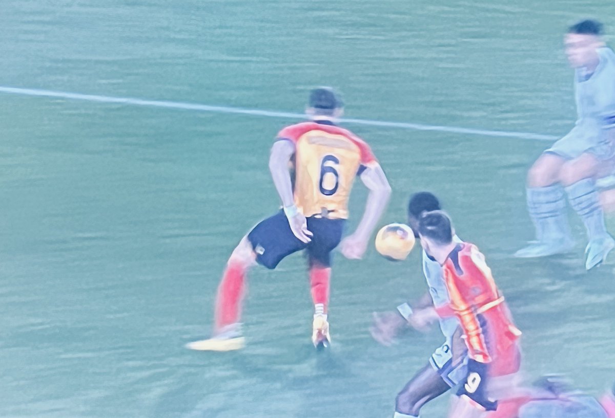 pisto_gol's tweet image. In #UdiRom l’arbitro #Sozza concede il rigore per il tocco di braccio di #Kabasele: il difensore dell’#Udinese, a contatto con #Pellegrini e con un piede, il sx, sollevato da terra, si appoggia con la mano sx sull’avversario per mantenere l’equilibrio, e la palla da breve