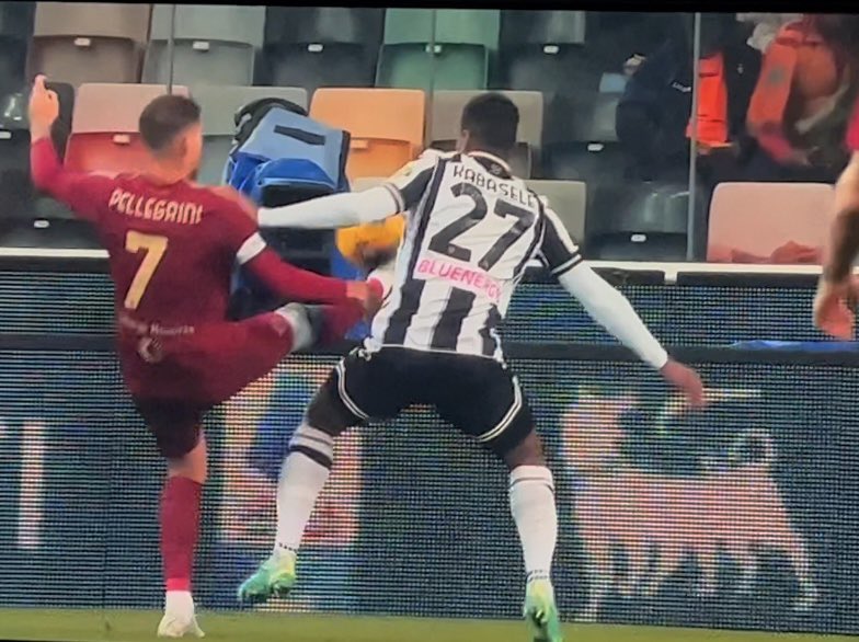 pisto_gol's tweet image. In #UdiRom l’arbitro #Sozza concede il rigore per il tocco di braccio di #Kabasele: il difensore dell’#Udinese, a contatto con #Pellegrini e con un piede, il sx, sollevato da terra, si appoggia con la mano sx sull’avversario per mantenere l’equilibrio, e la palla da breve