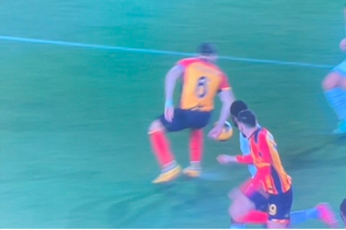 pisto_gol's tweet image. In #UdiRom l’arbitro #Sozza concede il rigore per il tocco di braccio di #Kabasele: il difensore dell’#Udinese, a contatto con #Pellegrini e con un piede, il sx, sollevato da terra, si appoggia con la mano sx sull’avversario per mantenere l’equilibrio, e la palla da breve