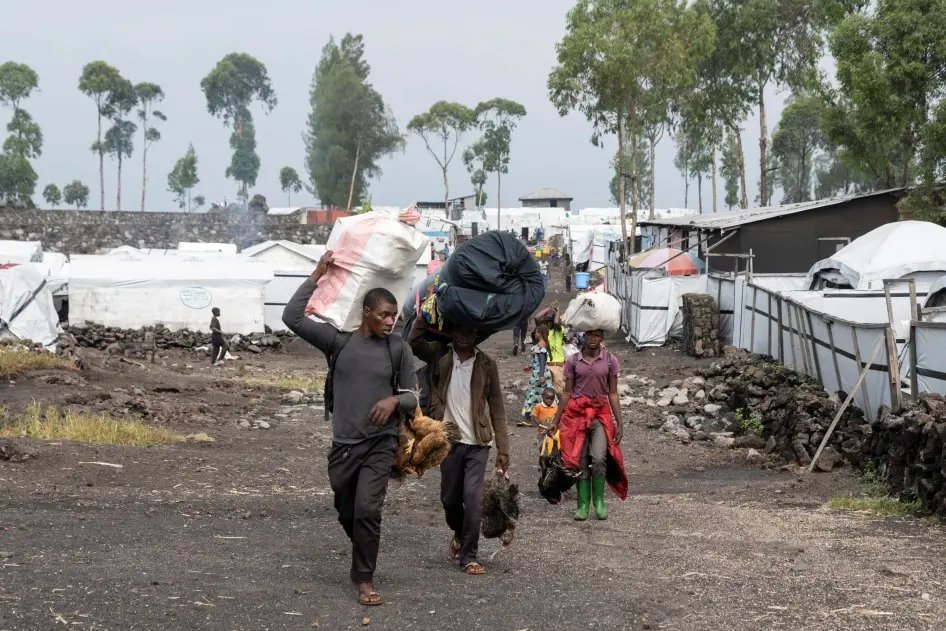GeorgesKisando's tweet photo. #RDC : Des bombardements meurtriers sur des camps de déplacés à Nyiragongo

Le dimanche 26 janvier, quatre bombes ont frappé deux camps de déplacés dans le territoire de Nyiragongo, causant la mort de plus de 10 personnes, dont des femmes et des enfants, et blessant plusieurs autres. 

À Rusayo, huit des corps des victimes mutilées sont toujours abandonnés sur place. Un infirmier local appelle à une intervention urgente de la Croix-Rouge pour leur évacuation.

Face à cette tragédie, de nombreux déplacés ont fui vers Goma, où ils dorment à la belle étoile.