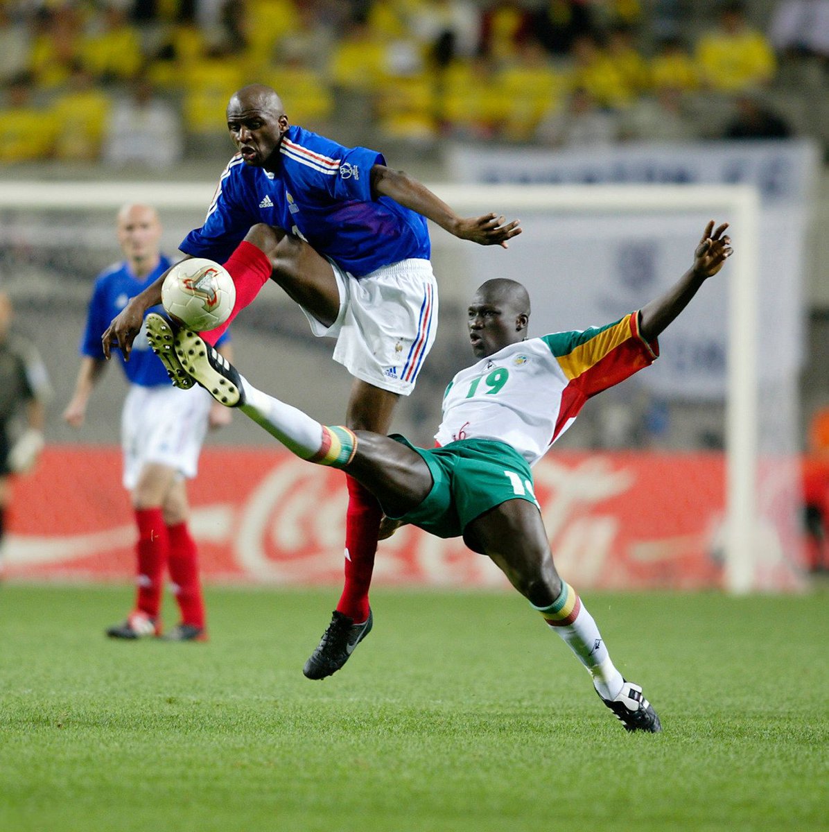HD_Football's tweet photo. Patrick Vieira vs Papa Bouba Diop - France - Senegal - 2002 FIFA World Cup https://t.co/jA0LW8fKWC