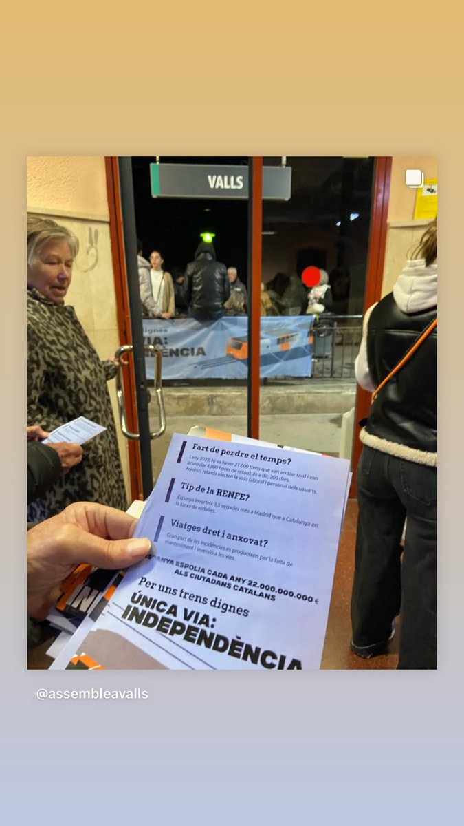 AssembleaValls's tweet photo. Avui hem fet una acció a l’estació de #Valls, dins la campanya “Per uns trens dignes. Única via: independència” de l’@assemblea.

Hem denunciar el mal funcionament de Rodalies i la falta d'inversió d’Espanya, un exemple més de l’espoli continuat que pateix Catalunya. https://t.co/HKjq2rwxo1